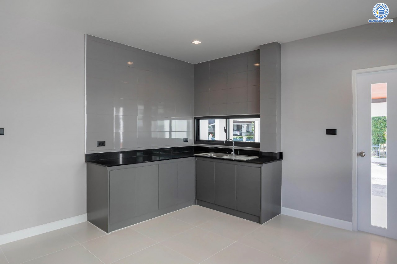 บ้านเดี่ยวฟิลคฤหาสน์มือสองตกแต่งใหม่ แบรนด์ LH ดีไซน์สุดหรูหรา โครงการ ลดาวัลย์ ปิ่นเกล้า เนื้อที่ 178.6 ตร.ว. บนพื้นที่ใช้สอยถึง 651.84 ตร.ม. ฟังก์ชันจัดเต็ม 5 ห้องนอน 7 ห้องน้ำ  1 ห้องแม่บ้าน จอดรถได้ถึง 3 คัน ทำเลศักยภาพติดถนนบรมราชชนนี เชื่อมต่อหลายเส้นทาง ใกล้มหาวิทยาลัยมหิดล และเซ็นทรัลศาลายา